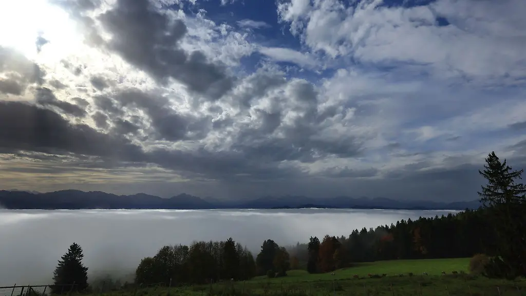 Ein-Meer-aus-Nebel-vor-dem-Panorama-der-Alpen-bei-Stoetten-Bewoelktes-aber-mildes-Wetter-erwartet-Bayern