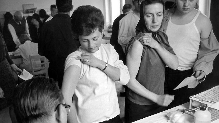 Im Gesundheitsamt von Regensburg werden im März 1967 Pockenschutzimpfungen überprüft und gegebenenfalls aufgefrischt. In den 1960er-Jahren waren die Pocken wieder nach Deutschland gekommen. Besiegt wurden sie, ohne dass die damals noch bestehende Impfpflicht streng durchgesetzt werden musste.