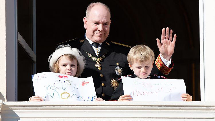 Fürst Albert posiert mit Jacques und Gabriella am Freitag auf dem Balkon - ohne Charlène. Die Kinder haben ein paar Grüße an ihre Mutter aufgeschrieben.
