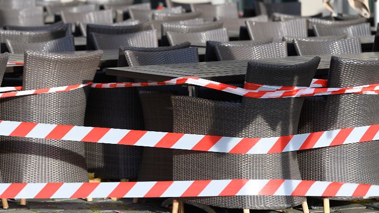 Geschlossene Restaurants, verriegelte Clubs und leere Stadien: Deutschland steuert erneut auf einen Lockdown zu.