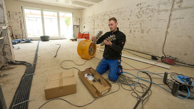 Um nicht zu frieren, können Betroffene in Tiny Houses und Containern unterschlüpfen.