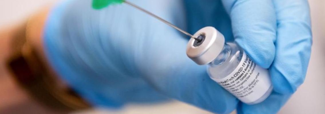 Die Mitarbeiterin einer Klinik bereitet die Spritze für eine Impfung gegen Corona vor. Foto: Sven Hoppe/dpa/Symbolbild
