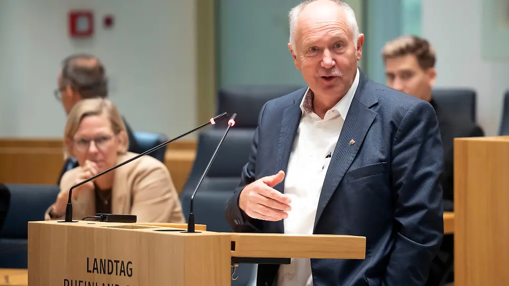 Der-Landtagsabgeordnete-Bernhard-Alscher-hatte-sich-als-zweiter-Abgeordneter-aus-der-Fraktion-der-Freien-Waehler-zurueckgezogen-die-damit-ihren-Fraktionsstatus-verlor