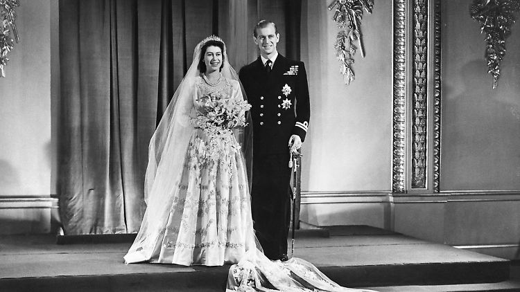 Zwei Jahre nach dem Zweiten Weltkrieg heiraten Elizabeth und Philip - hier das offizielle Hochzeitsfoto der beiden.