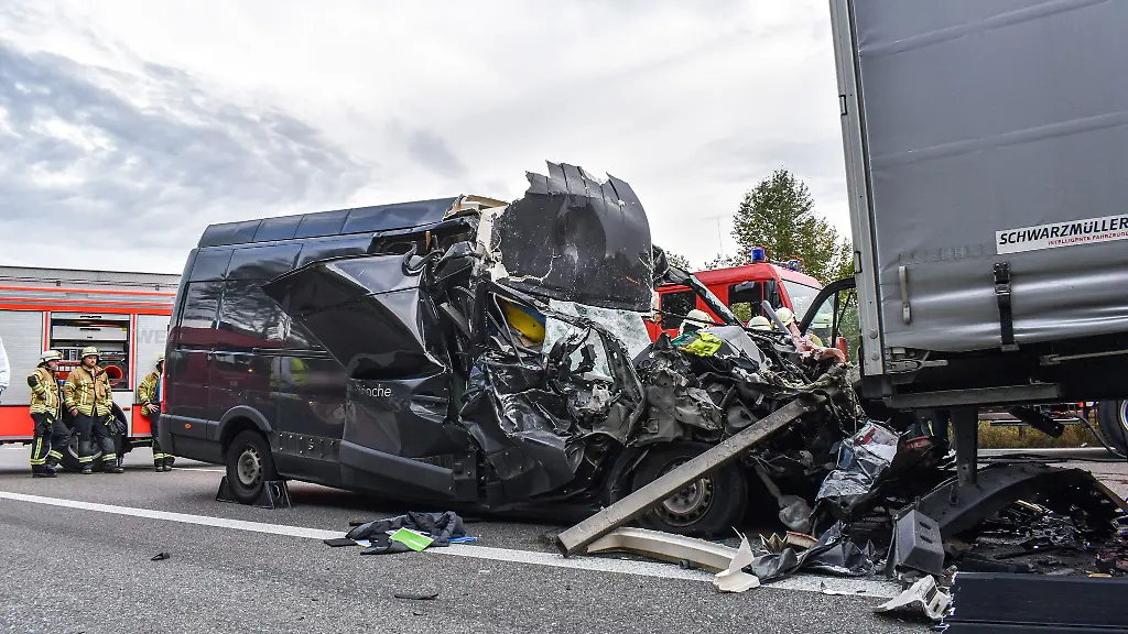 Bei-einem-Auffahrunfall-im-Hohenlohischen-ist-der-Fahrer-eines-Sprinters-ums-Leben-gekommen