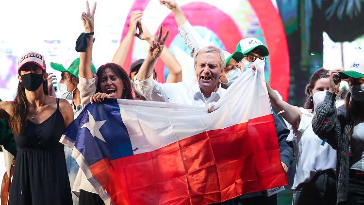 José Kast (rechts) präsentiert sich beim Wahlkampfabschluss in Santiago de Chile siegessicher.
