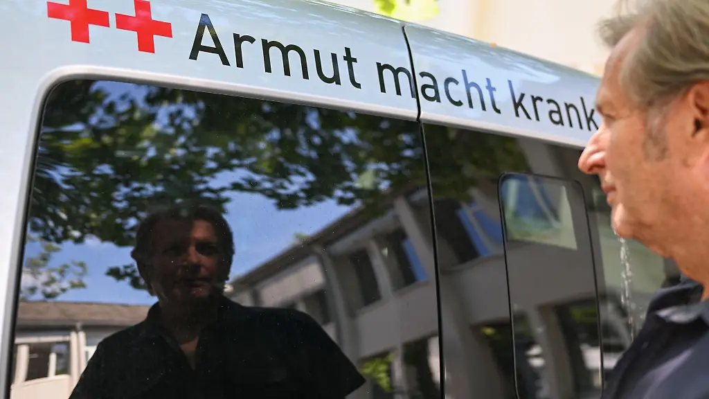 Der-Verein-des-Sozialmediziners-Gerhard-Trabert-Armut-und-Gesundheit-fordert-eine-gleichwertige-Gesundheitsversorgung-fuer-alle-Menschen-Archivbild