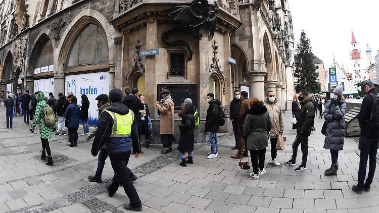 In München sind die Schlangen vor den Impfzentren lang. Im Süden des Freistaates dagegen bleibt die Impfskepsis hoch. Das hat vor allem traditionelle Gründe, sagt das Gesundheitsministerium. 