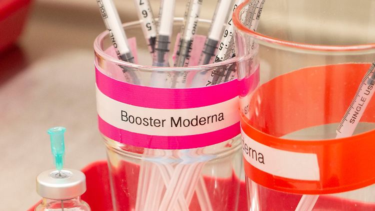 Beim Boostern mit Moderna wird nur eine halbe Dosis injiziert.