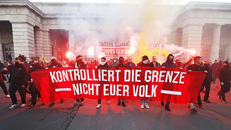 Vertreter der rechtsextremen Szene versuchen die Corona-Proteste für ihre Zwecke zu kapern.