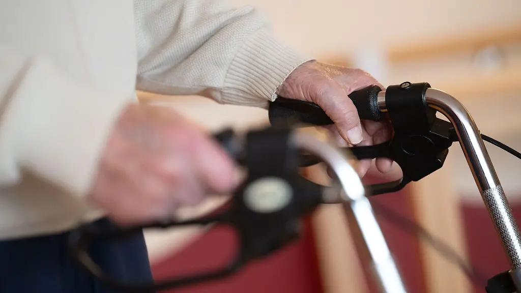 Vor-allem-Angehoerige-die-sich-um-pflegebeduerftige-Menschen-zu-Hause-kuemmern-brauchen-Unterstuetzung