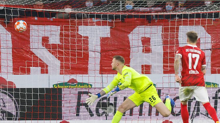 Mark Flekken schaut verdutzt einem Ball hinterher, der niemals hätte im Tor landen sollen. Zumindest aus Sicht des SC Freiburg.