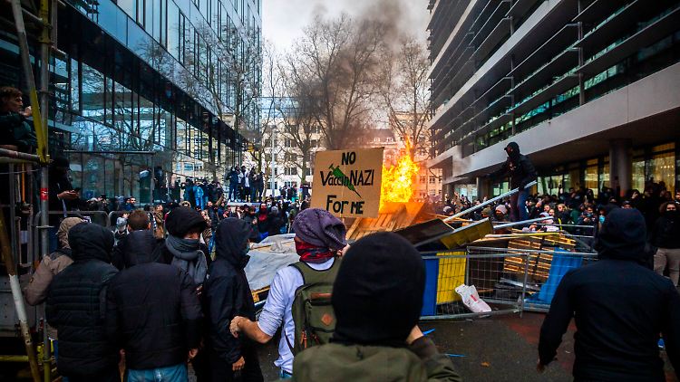 Bei dem Protest wurden Barrikaden errichtet und in Brand gesteckt.