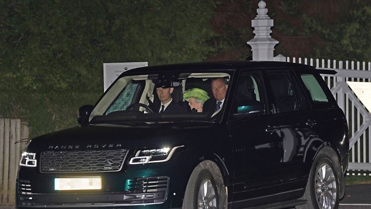 Die Monarchin - in einem grünen Ensemble - kommt zur Taufe ihrer Urenkel auf Schloss Windsor an. 