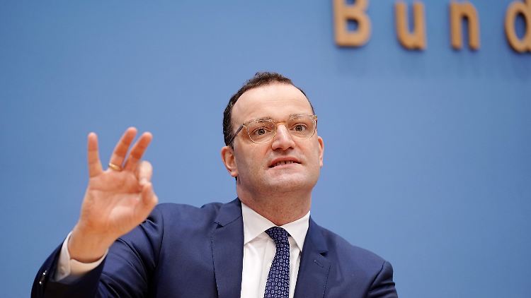 Die Nachfrage sei so groß, dass "unser Biontech-Lager gerade leerläuft", sagt Spahn. 