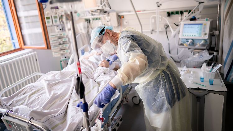 Berliner Kliniken stehen im Vergleich zum Vorjahr weniger erfahrenes Personal und knapp 200 Intensivbetten weniger zur Verfügung.