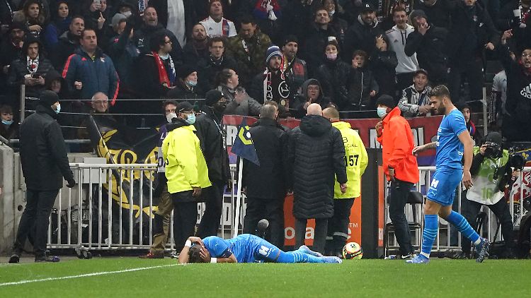 Ein Lyon-Fan wirft eine Flasche und trifft Marseille-Spieler Dimitri Payet am Kopf.