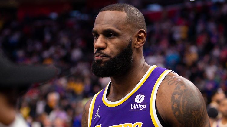 LeBron James muss mit 36 Jahren zum zweiten Mal vorzeitig vom Feld.
