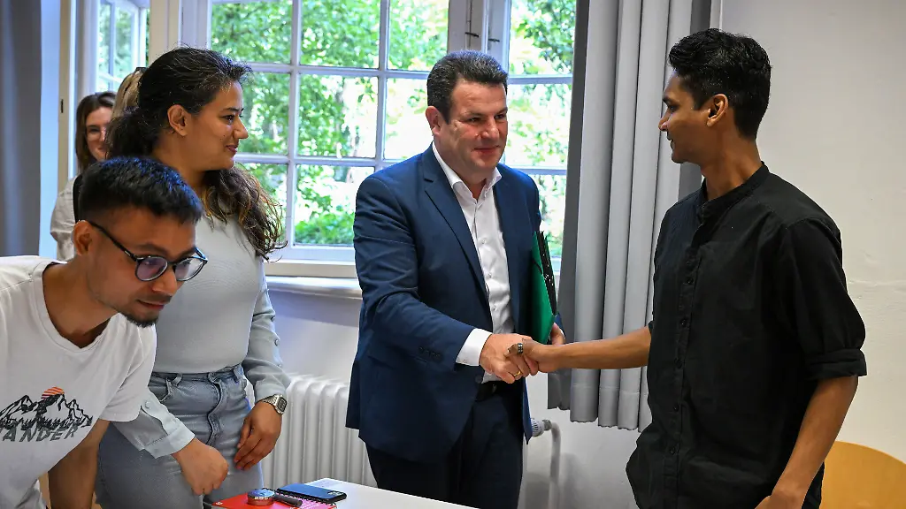 Arbeitsminister-Heil-im-Gespraech-mit-indischen-Studenten-Er-will-mehr-ihrer-Landsleute-nach-Deutschland-locken