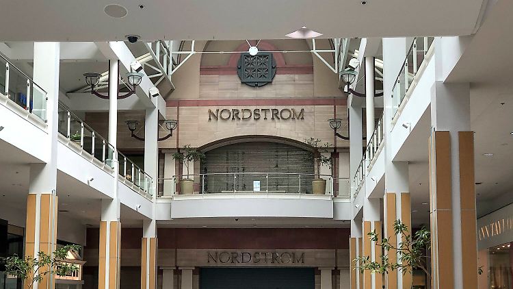 Nordstrom verkauft neben Kleidung und Elektronikartikeln auch Schmuck.