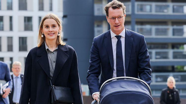 Hendrik Wüst fährt demonstrativ mit dem Kinderwagen zum Landtag.