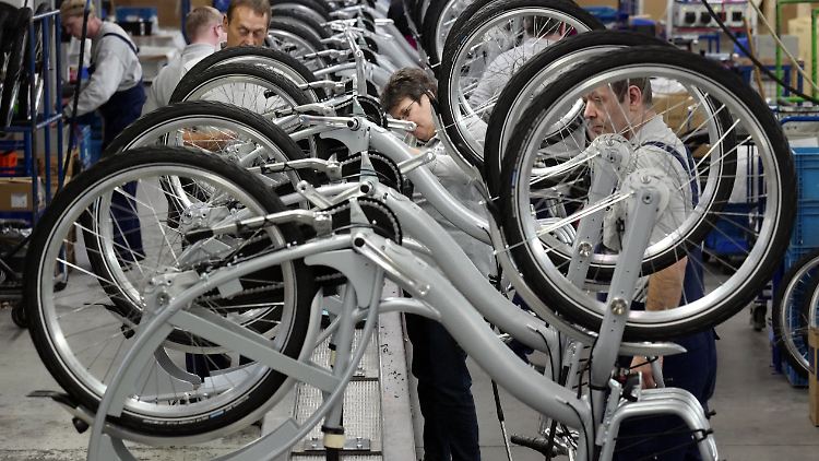 Im Verkehr gingen die Ausgaben nur sieben Prozent zurück - unter anderem, weil Deutsche zwar weniger Bahn fuhren, dafür aber 55 Prozent mehr für Fahrräder ausgaben.