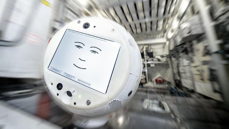 Nicht nur Informationen stellt der Roboter Cimon bereit; auf längeren Missionen soll er den Astronauten außerdem Gesellschaft leisten und Unterhaltung bieten.