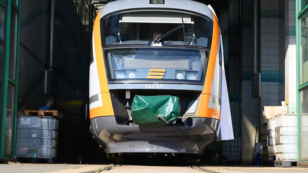 Eine-erste-Bahnstrecke-kann-wieder-befahren-werden