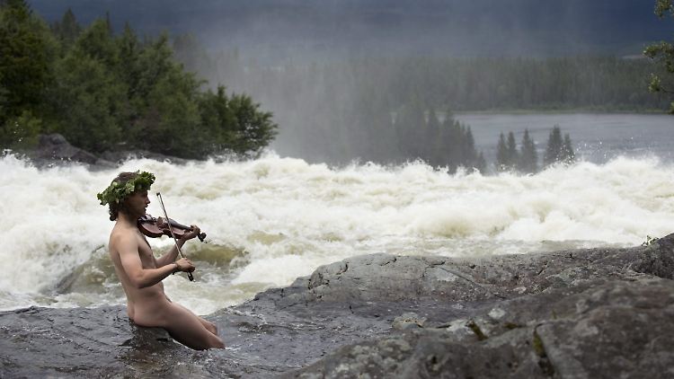 Die besondere Mentalität der Schweden spielt in der Pandemie eine wichtige Rolle. Auf diesem Bild eifert ein junger Mann dem Wassergott Neck nach, der einer alten Sage nach durch sein Geigenspiel junge Mädchen in seine Unterwasserwelt lockte.