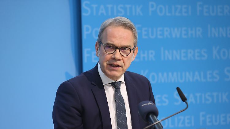Laut Thüringens Innenminister Georg Maier ist Rechtsextremismus "die größte Bedrohung der freiheitlich-demokratischen Bedrohung in Thüringen" - auch im Hinblick auf Corona.
