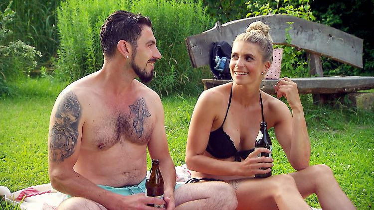 Mathias und Sabrina - Badespaß am Baggersee.