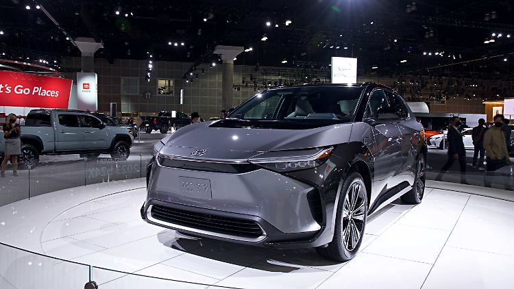 Toyota hat den bZ4 bereits auf der Auto Show in Los Angeles präsentiert. Jetzt hat er in Brüssel seine Europapremiere gefeiert.