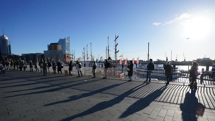 Schlange stehen für eine Impfaktion in der Hamburger Elbphilharmonie. Die Nachfrage nach Impfungen wächst weiter.