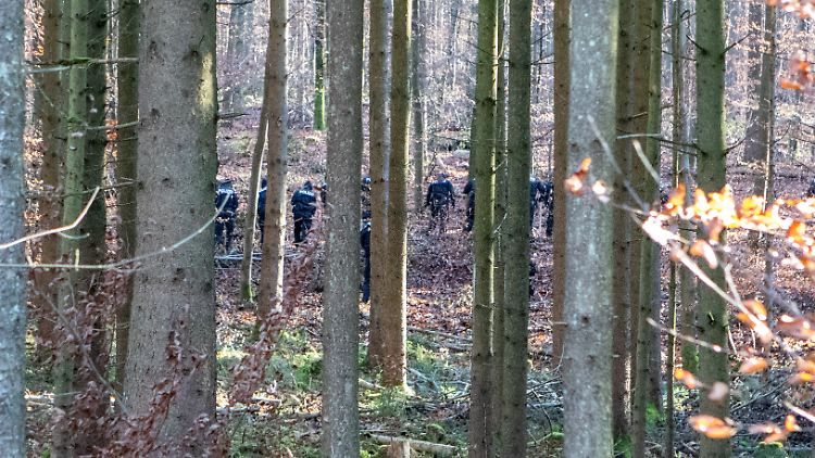 Polizisten durchsuchen ein Waldstück in Oberbayern. Dort wurde ein Knochen der seit 1995 vermissten Sonja Engelbrecht gefunden.