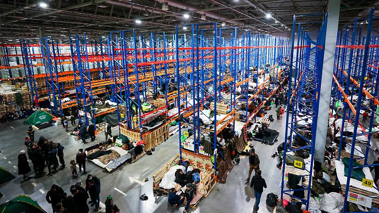Viele Migranten befinden sich in einem Logistikzentrum am Kontrollpunkt "Kuznica" in der Nähe der belarussisch-polnischen Grenze.