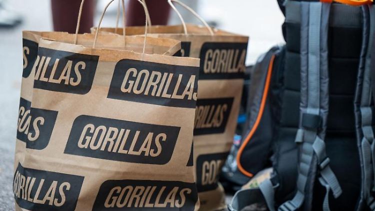 Papiertüten mit dem Logo des Express-Lieferdiensts Gorillas. 