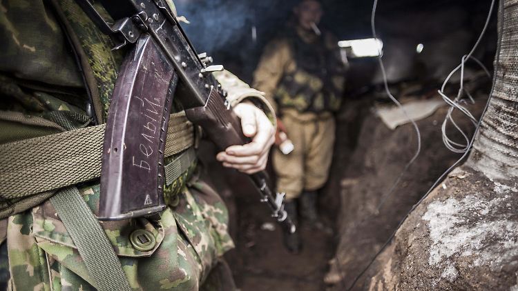 Soldaten der selbst ernannten Volksrepublik Donezk in einem Schützengraben in der Ukraine.