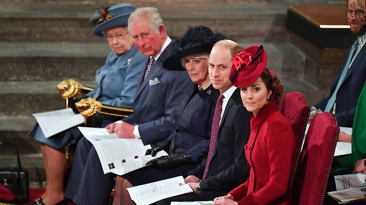 Die Queen, Charles (mit Frau Camilla) und William (mit Frau Kate) weisen gemeinsam einen BBC-Bericht zurück.