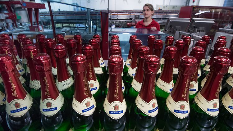 Hohe Energiekosten und knappes Holz verteuern den Sekt.