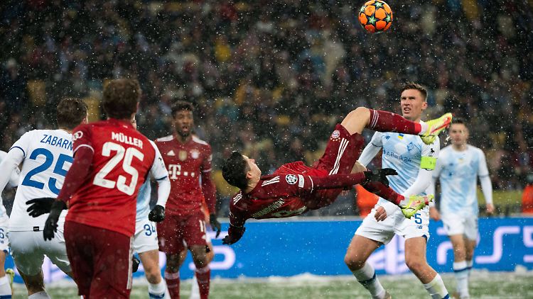 Robert Lewandowski liegt in der Luft und trifft zum 1:0 in der 14. Minute. 