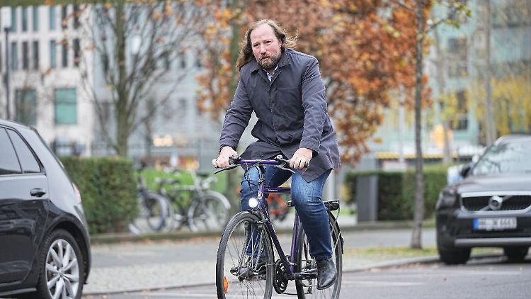 Radelt hier Deutschland künftiger Verkehrsminister? Grünen-Fraktionschef Anton Hofreiter am Freitag auf seinem Dienstfahrrad.