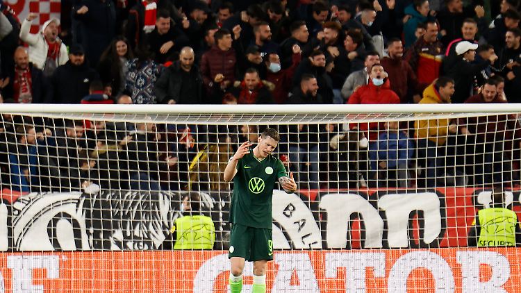 Wout Weghorst hadert mit dem Spiel in Sevilla.
