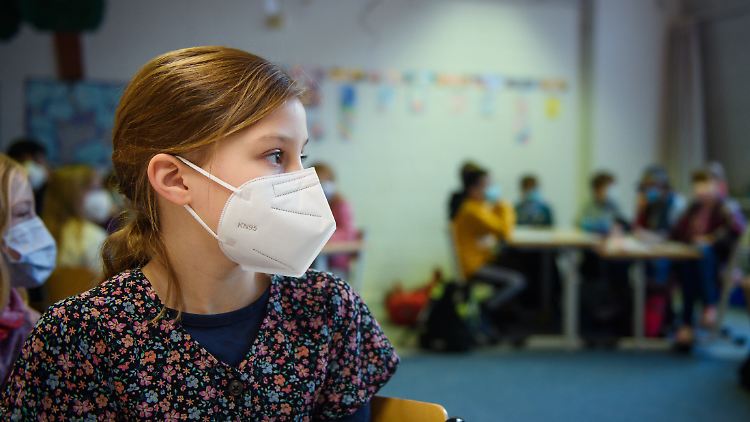 Niemand trägt gerne Masken, erst recht keine Kinder. Aber gibt es im Winter in vollen Klassenräumen eine Alternative?