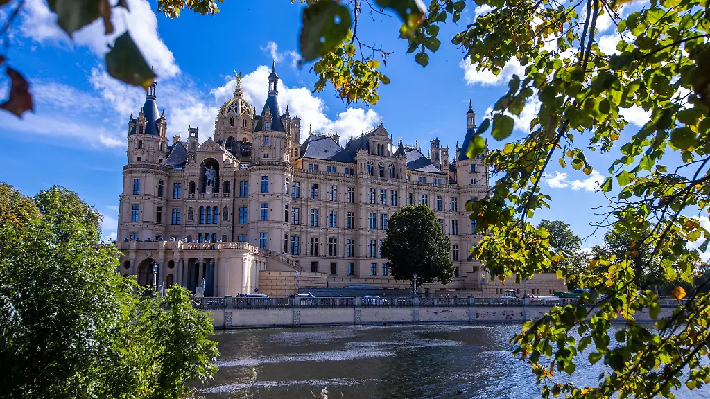 Im-Schweriner-Schloss-wurde-erneut-der-von-der-SPD-Landtagsfraktion-gestiftete-Stelling-Preis-fuer-Zivilcourage-und-buergerschaftliches-Engagement-vergeben