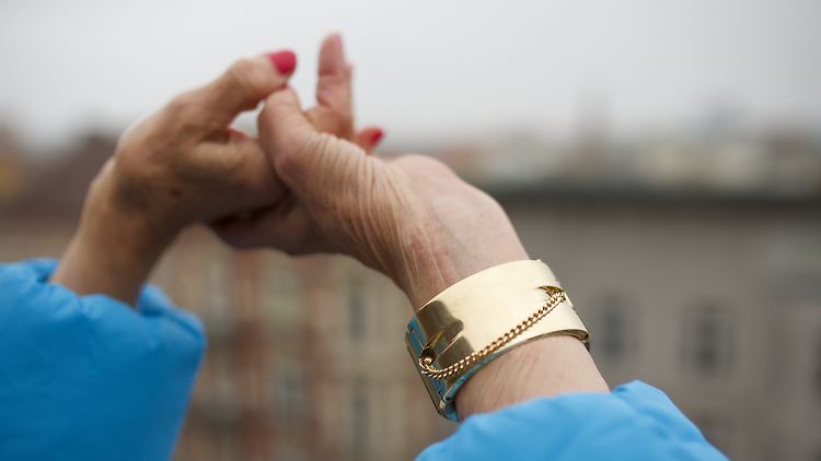 Ein Armband, das in der Not rettet: Es kann ein lauter oder stiller Alarm mit nur einem Finger ausgelöst werden.