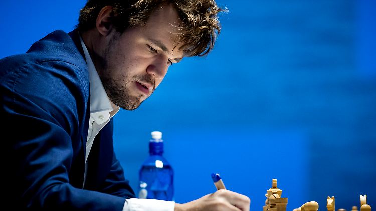 Magnus Carlsen macht sich Notizen.