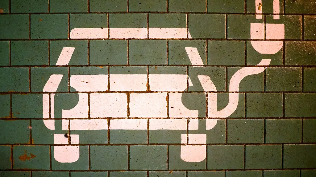 Der-ADAC-hat-sich-die-Ladesaeuleninfrastruktur-an-Autobahnen-genauer-angeschaut-Symbolbild