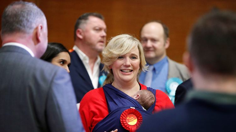 Abgeordnete Stella Creasy trat bereits 2019 nach einem Wahlerfolg mit ihrem Kind auf.