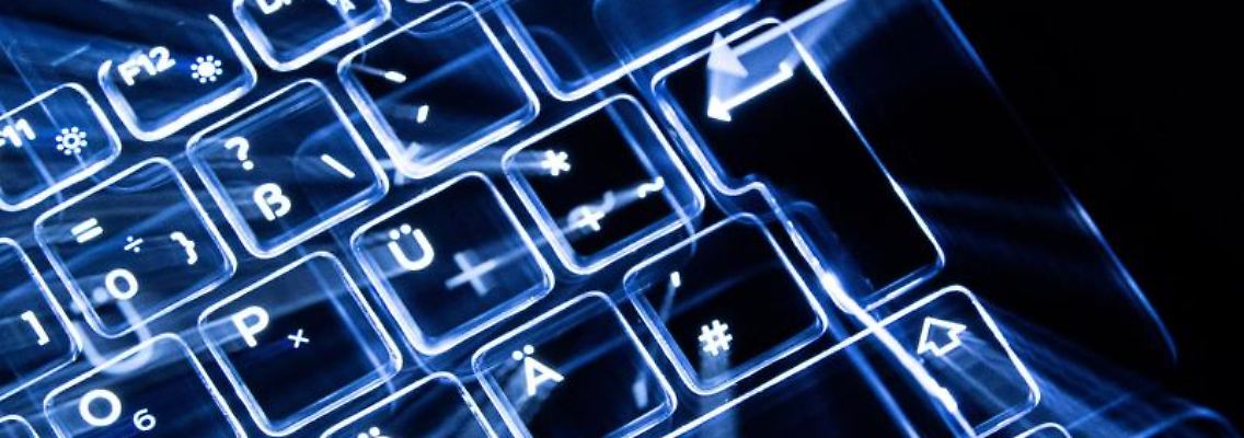 Tasten einer beleuchteten Tastatur. Foto: Sebastian Gollnow/dpa/Symbolbild