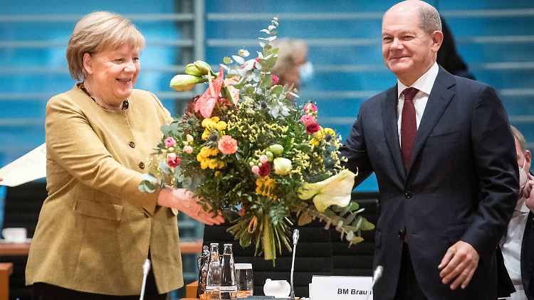 Merkel scheint schon halb weg zu sein, Scholz noch nicht einmal halb da. An der Regierungsspitze gibt es ein Vakuum.